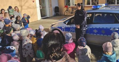 Policjantka uczyła przedszkolaków zasad bezpieczeństwa